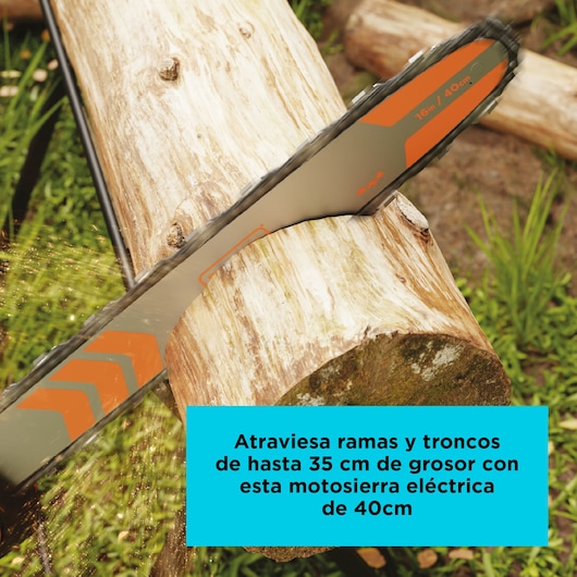 BLACKDECKER BECS2040 electric chainsaw close-up cutting thick tree log outdoors, 40cm bar, orange and grey details.